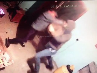 Видео — Девушка участвовала в разбойном нападении на АЗС в Токмоке <i>(18+)</i>