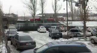 На стоянке УПМ ГУВД Бишкека упал навес, машины не пострадали, - читатель (видео)