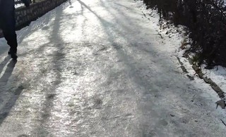 Тротуары Бишкека превратились в ледовые катки, - горожанин (видео)