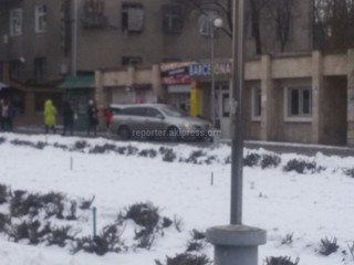 Читатель возмущается, что на Аллею молодежи в Бишкеке заезжают машины и предлагает оградить аллею (фото)