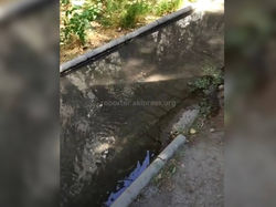 Арычная вода затопила тротуар на Московской-Коенкозова (видео)