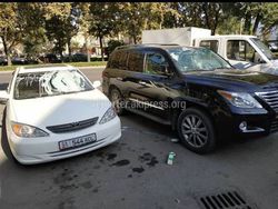 Фото — Неизвестные вылили кефир на лобовое стекло ряда машин, которые припарковались в неположенном месте