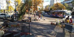 Бишкекчанин жалуется на стихийную торговлю на Абдрахманова-Московской (фото)