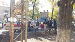 В Бишкеке машина, ехавшая по встречной, сбила девушку, которая переходила дорогу в неположенном месте <i>(фото)</i>