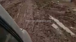 В жилмассиве Арча-Бешик невозможно ходить из-за грязи, - житель <i>(видео)</i>