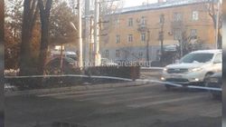 На Манас-Горького пешеходный переход упирается в зеленое ограждение - бишкекчанин (фото)