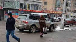 На Киевской-Логвиненко водитель BMW припарковался поперек улицы (фото)
