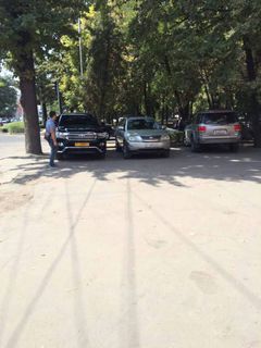 В Бишкеке Toyota Land Cruiser и еще несколько машин припарковались на тротуаре (фото)
