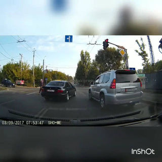 В Бишкеке автомашина BMW проехала на красный свет и чуть не сбила пешехода (видео)