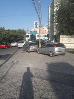 Тротуар на Киевской-Ибраимова в Бишкеке превратили в парковку (фото)