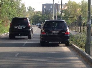Новые дороги в микрорайонах Бишкека заставляются машинами из-за нехватки парковок (фото)