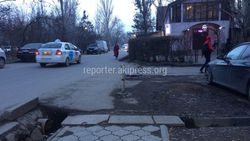 В 10 микрорайоне дом №32а огородила территорию тротуара, - бишкекчанин (фото)