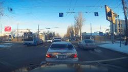 В Бишкеке на Ахунбаева-Юнусалиева водитель «Лексуса» выехал на встречную полосу, - очевидец (видео)