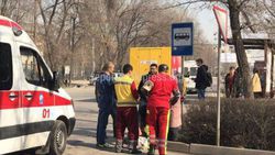 В Бишкеке на Суеркулова автомобиль сбил женщину с ребёнком