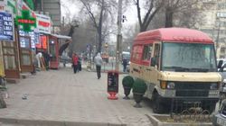 Житель столицы интересуется, законно ли на ул.Московской припаркован на тротуаре бус по продаже кофе и фастфуда?