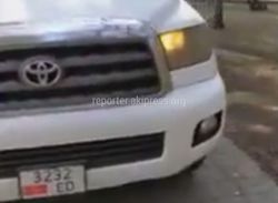 В Бишкеке на ул.Тыныстанова водитель «Тойоты» проехал по тротуару (видео)