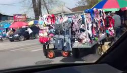 В Бишкеке на Чуй-Кулиева осуществляют торговлю на проезжей части (видео)