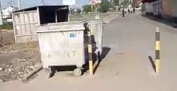 На Масалиева - Баха работники муниципалитета не поставили мусорные баки на место (видео)