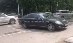 На Тыныстанова - Пушкина водитель «Мерседеса» припарковался на пешеходном переходе (видео)