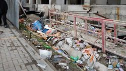 В мкр Джал на ул.Тыналиева 1/2 возле тротуара лежит строительный мусор (фото)