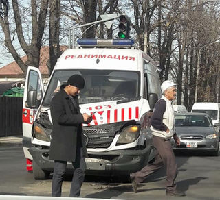 В Бишкеке произошло ДТП с участием кареты скорой помощи <i>(фото)</i>