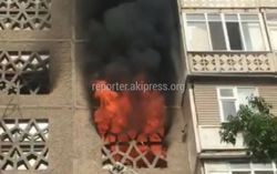 Видео — Пожар в многоэтажном доме в 5 микрорайоне