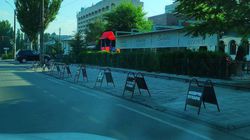 На ул.Ибраимова кафе «Бухара-Ассорти» продолжает незаконно огораживать общественную парковку (фото)