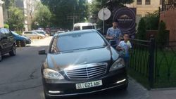 На ул.Киевской водитель «Мерседеса» припарковался на тротуаре и пешеходам пришлось выходить на дорогу (видео)