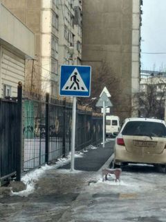 Правильно ли установлены дорожные знаки на тротуаре в 12 мкр? - читатель <i>(фото)</i>