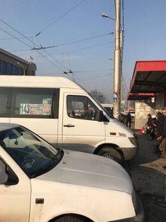 В Бишкеке водитель припарковал маршрутку на остановке <i>(фото)</i>