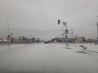 В Бишкеке тротуары и проезжая часть ул.Шералиева не очищены от снега (фото)