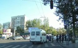 На Юнусалиева - Сухэ-Батора водитель маршрутки №193, проехав на красный свет, высадил пассажиров на «зебре» (видео)