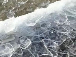 <b>Видео</b> — Побережье Иссык-Куля покрылось льдом