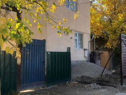 Законно ли расширяют территорию дома на улице Куренкеева?