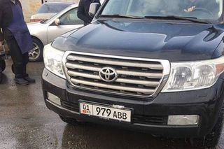 Бишкекчанин сообщил, что его машину поцарапала «Тойота Ленд Крузер», водитель которой скрылся с места ДТП (фото)