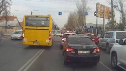 На Ахунбаева-Юнусалиева автобус нарушил ПДД. В системе «Безопасного города» у него штрафы на 40 тыс. сомов
