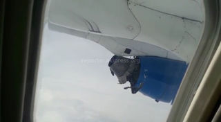 Пассажиры сняли на видео поврежденный двигатель самолета во время полета