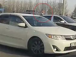 Видео — На Южной магистрали мужчина стрелял из машины в воздух