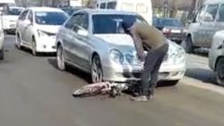 Видео — На улице Асаналиева сбили велосипедиста