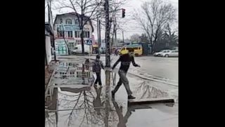 Бишкекчанин: После ремонта дороги на Щербакова-Элебесова вода из арыков стекает в «бассейн» (видео)