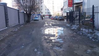 Бишкекчанин просит восстановить внутридворовую дорогу в 7 мкр (фото)