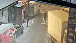 На рынке «Баят» мужчина украл из машины сумку с документами. <b>Видео</b>