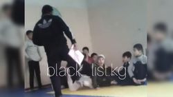 В Кара-Балте учитель физкультуры пинает маленьких школьников по лицу и по спине. <b>Видео</b>