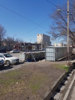 Мусорные контейнеры стоят на проезжей части дороги на Чуй-Айтматова (фото)