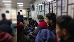 Бишкекчанин жалуется на очереди в банке на рынке «Дордой»