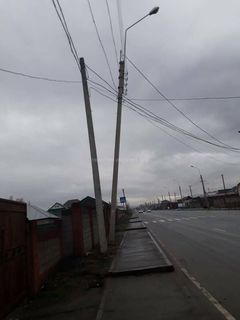На улице Алыкулова в Ак-Орго накренился столб (фото)