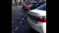 На Москвоской-Усенбаева водители устроили парковку на проезжей части дороги