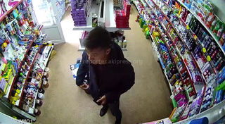 Парень украл дезодорант из магазина в столичном микрорайоне <i>(видео)</i>