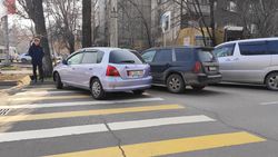 На Боконбаева-Усенбаев водитель «Хонды» припарковался на «зебре». Фото