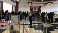 Бишкекчанин благодарит милиционеров в аэропорту «Манас» за их работу. Фото